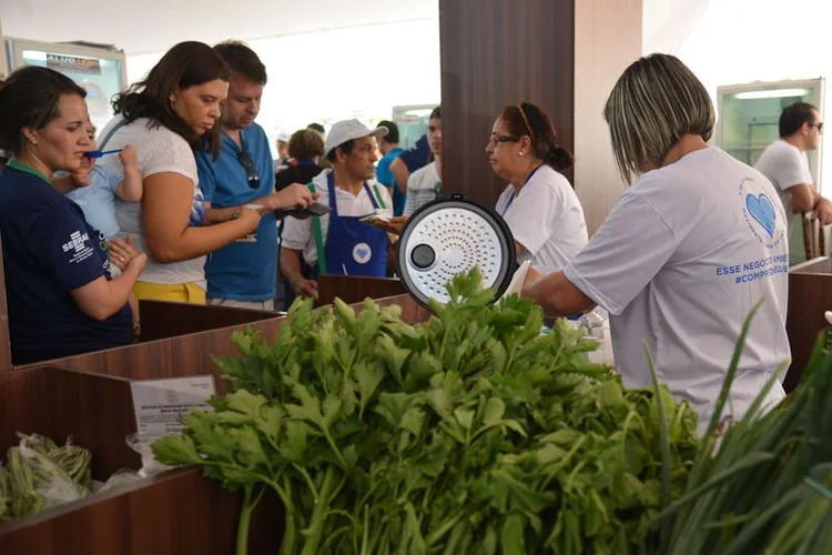 CONFIANÇA: pequenos e médios empreendedores estão mais otimistas para o quarto trimestre. Na imagem, comerciantes em feira do Sebrae / José Cruz/Agência Brasil