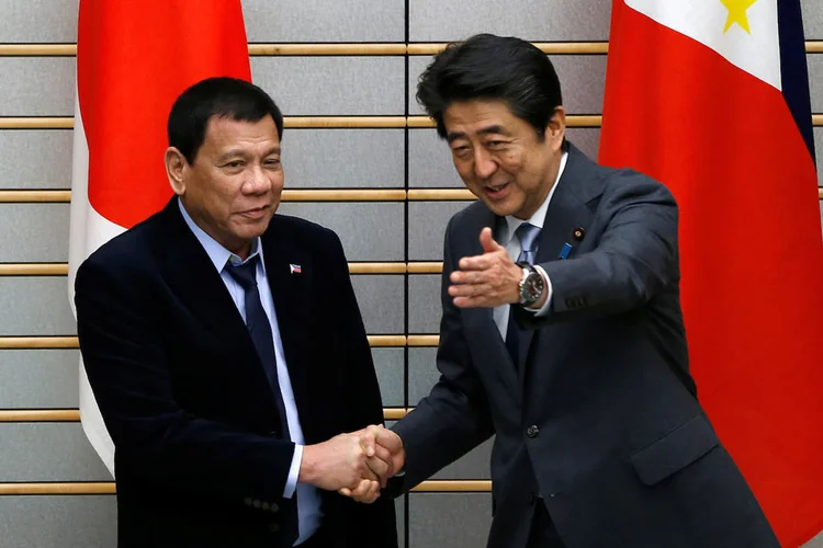 DUTERTE E ABE: japonês quer manter hegemonia no Pacífico e, para isso, precisa fazer vistas grossas às ações do filipino  / Issei Kato/Reuters