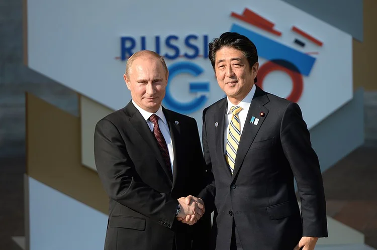 PUTIN E ABE: os dois líderes se reúnem no Japão em mais uma reunião para definir o destino da aliança econômica entre os países / Anton Denisov/Host Photo Agency