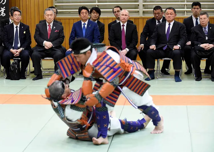 ABE E PUTIN: apresentação de judô antigo durante visita do líder russo ao Japão / Toru Yamanaka/ Reuters