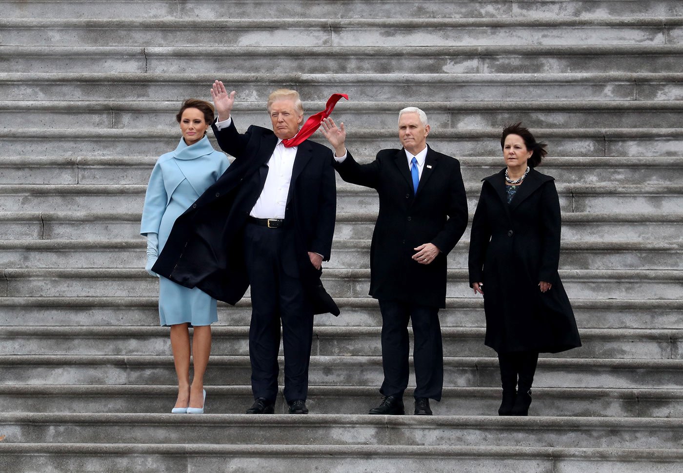 A primeira-dama Melania Trump, o presidente Donald Trump, o vice-presidente Mike Pence e Karen Pence acenam enquanto Barack e Michelle Obama deixam a cidade de Washington (Rob Carr/ Getty Images)