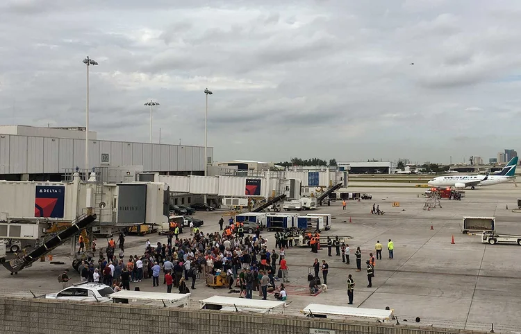 ATAQUE NO AEROPORTO DE FORT LAUDERDALE: passageiros foram retirados do terminal e enviados para a pista / Zachary Fagenson/ Reuters