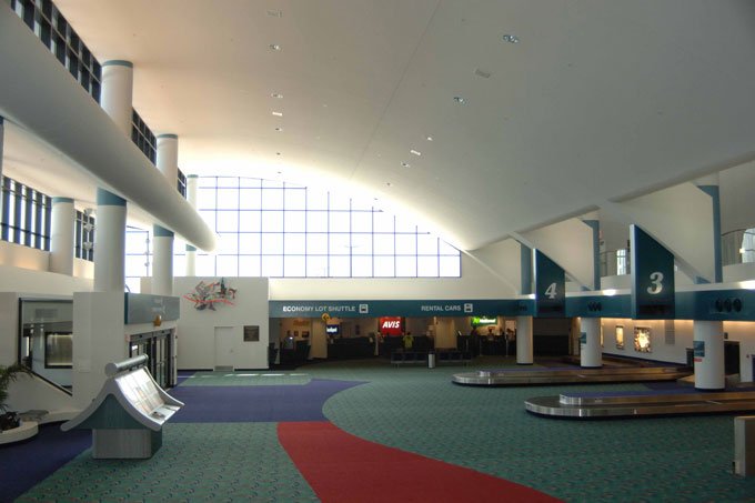 Homem esfaqueia policial em aeroporto nos EUA