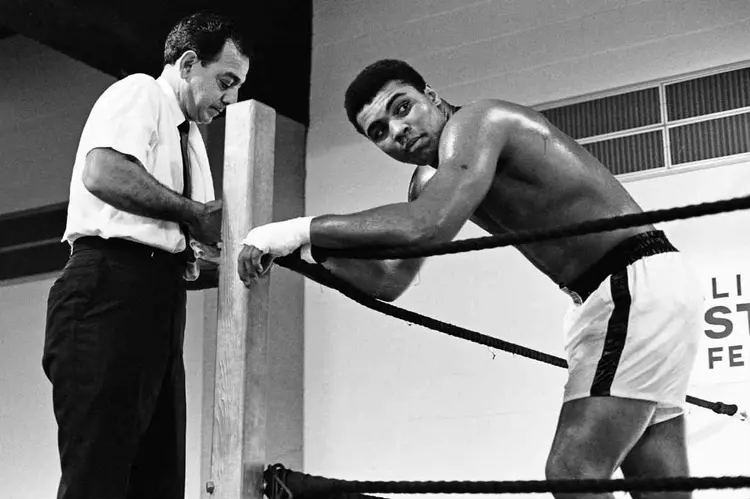 ALI E SEU TREINADOR ANGELO DUNDEE: cercar-se dos melhores é uma das lições do sucesso do boxeador / Action Images / MSI/File Photo/ Reuters