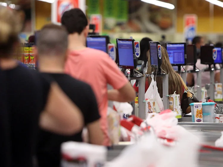 COMPRAS: aumentam as evidências de que batemos no fundo do poço e, lá na frente, ainda fraquinha, começa a brilhar uma luz / Ricardo Matsukawa / VEJA (Ricardo Matsukawa/VEJA)