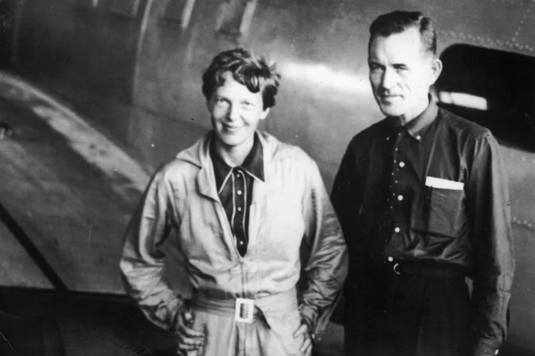 A aviadora Amelia Earhart e o navegador Fred Noonan em 1937: dupla desapareceu no Oceano Pacífico (Topical Press Agency / Stringer/Getty Images)