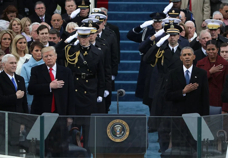 DIA DE POSSE NOS EUA:  o vice-presidente Mike Pence, o presidente Donald Trump e Barack Obama durante execução do hino americano / Alex Wong/ Getty Images