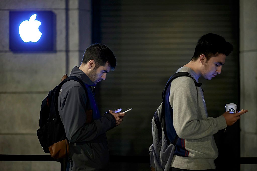 Na Apple, vendas caem, ações sobem