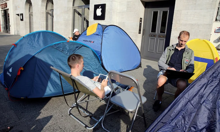 LOJA DA APPLE EM BERLIM:   o novo iPhone não emociona, mas é um dos maiores sucessos de pré-venda para a companhia  / Fabrizio Bensch/ Reuters