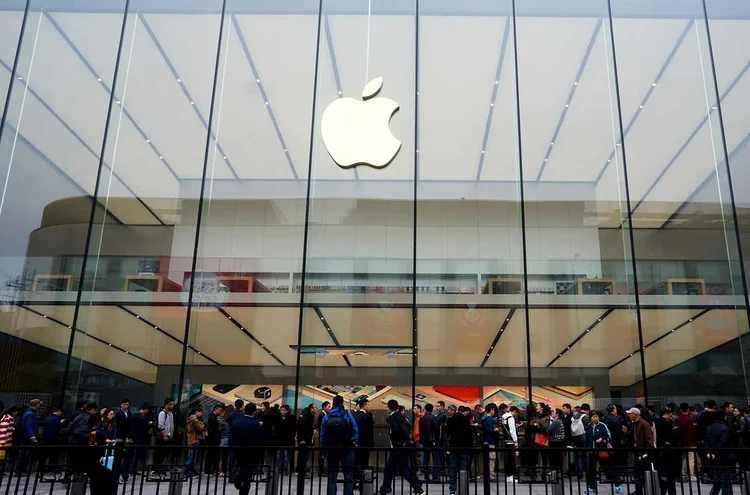 APPLE: o lucro da companhia caiu 27% no trimestre, mas a receita surpreendeu positivamente: 42 bilhões de dólares / China Daily/ Reuters
