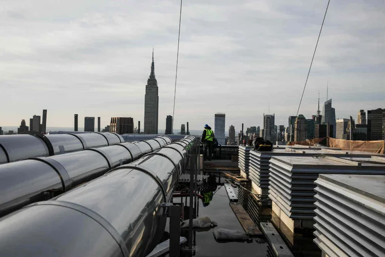 AMERICAN COPPER BUILDINGS, EM NOVA YORK: os moradores dos 760 apartamentos do complexo serão capazes de viver lá por pelo menos uma semana, não importa a altura das possíveis enchentes, nem a duração dos apagões / Todd Heisler/The New York Times