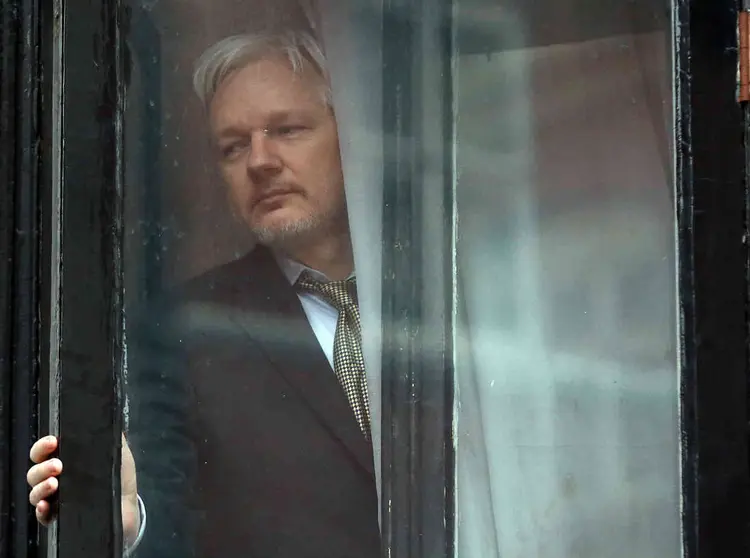 O fundador do Wikileaks, Julian Assange, na embaixada do Equador