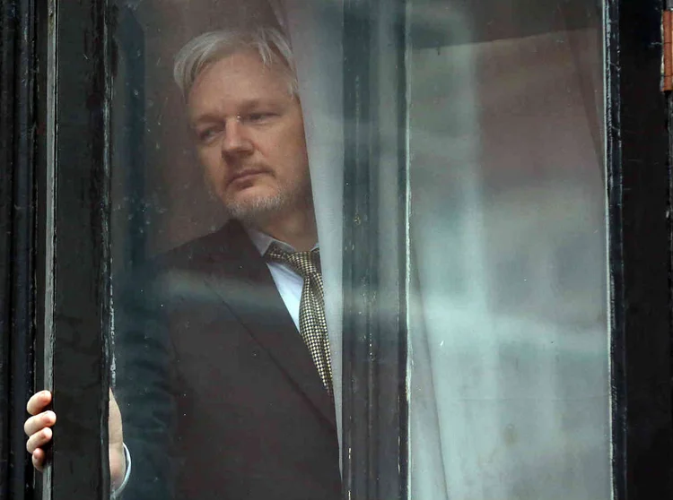 O fundador do Wikileaks, Julian Assange, na embaixada do Equador