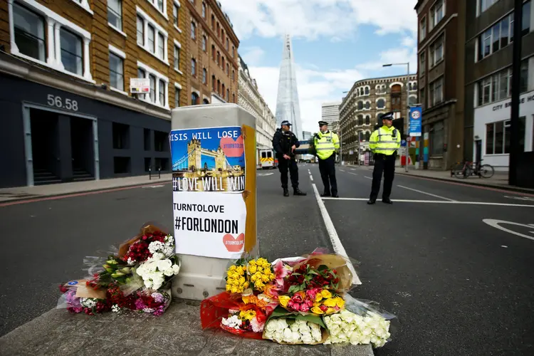 Homenagem às vítimas do atentado em Londres perto de Borough Market: atropelamentos e esfaqueamentos (Peter Nicholls/Reuters)