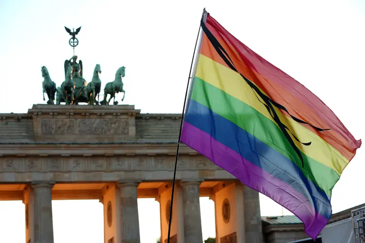 Bandeira do orgulho gay na Alemanha: país é um dos poucos desenvolvidos que ainda não legalizou o casamento entre pessoas do mesmo sexo (Adam Berry / Stringer/Getty Images)