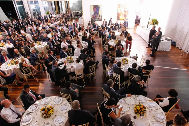 UMA NOITE NO PALÁCIO: Michel Temer acompanhado dos Presidentes da Câmara e do Senado, Rodrigo Maia  e Renan Calheiros durante jantar com a base aliada no Palácio da Alvorada / Beto Barata/ PR