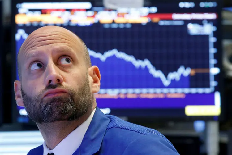 Operador preocupado na Bolsa de Nova York: cresce o número de analistas que alertam para o risco do estouro de uma bolha no preço dos ativos (Brendan McDermid/Reuters)