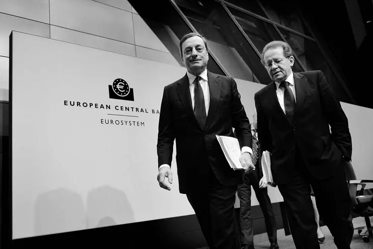 MARIO DRAGHI, PRESIDENTE DO BCE E SEU VICE, VITOR CONSTANCIO: banco europeu quer mudanças  no acordo Basileia 3 / Getty Images