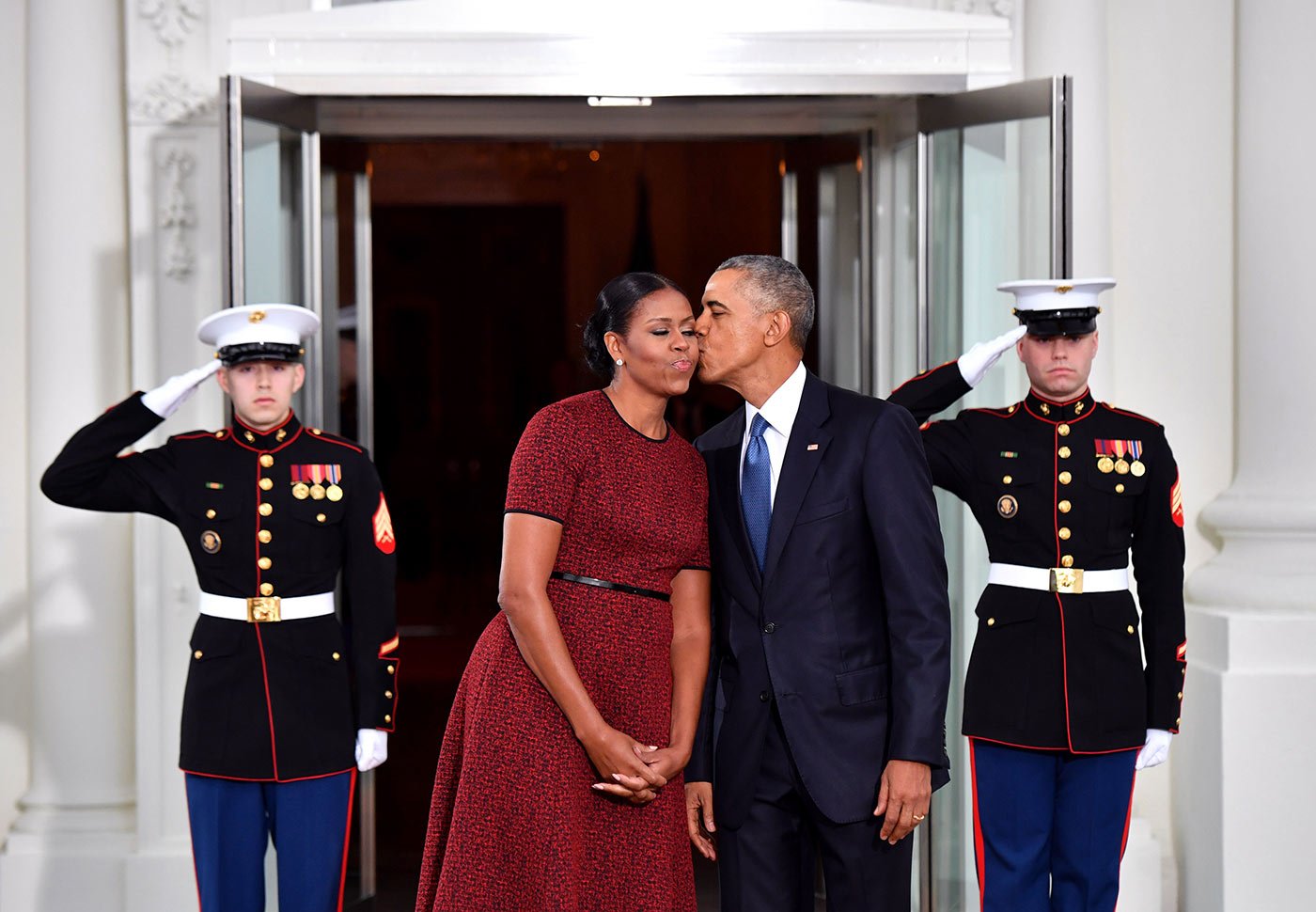 Barack Obama beija Michelle no rosto enquanto aguarda a chegada de Donald Trump e sua mulher Melania para um café na Casa Branca antes de se dirigirem ao Capitólio. (Kevin Dietsch/ Getty Images)