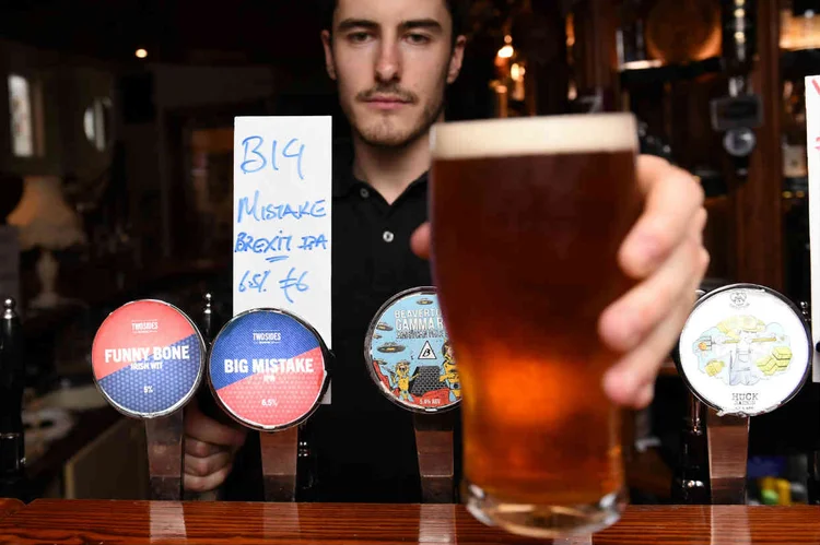 REINO UNIDO: pub serve um novo tipo de chope, o Big Mistake, para os eleitores arrependidos do Brexit / Clodagh Kilcoyne/ Reuters