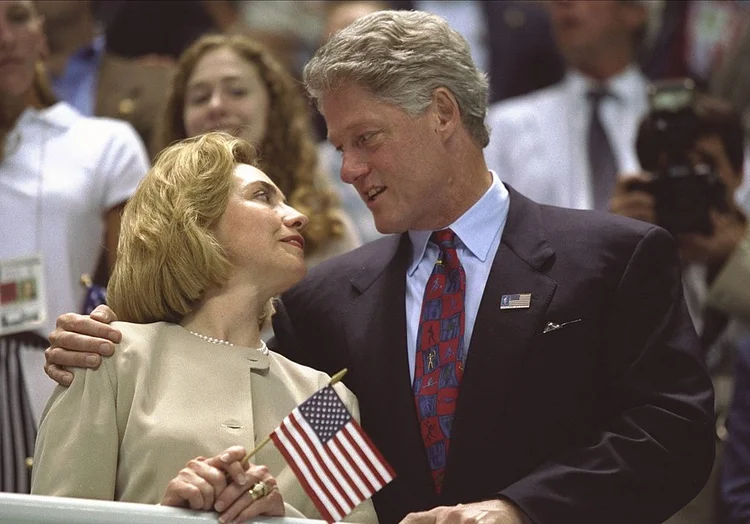 HILLARY E BILL: há 20 anos, os dois nas Olimpíadas de Atlanta. Hoje ele discura na Convenção Democrata que nomeia a mulher como candidata à presidência / Simon Bruty / Allsport