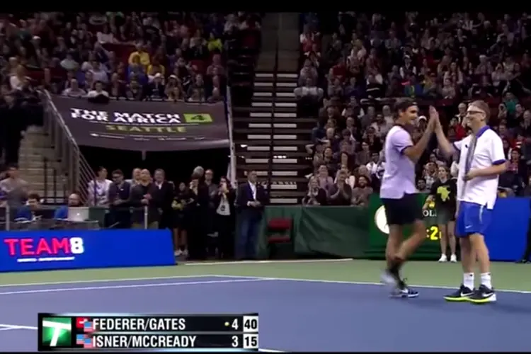 Bill Gates e Roger Federer: dupla durante o jogo de tênis beneficente (Youtube/Reprodução)