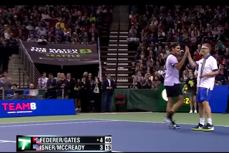 Bill Gates e Roger Federer: dupla durante o jogo de tênis beneficente (Youtube/Reprodução)