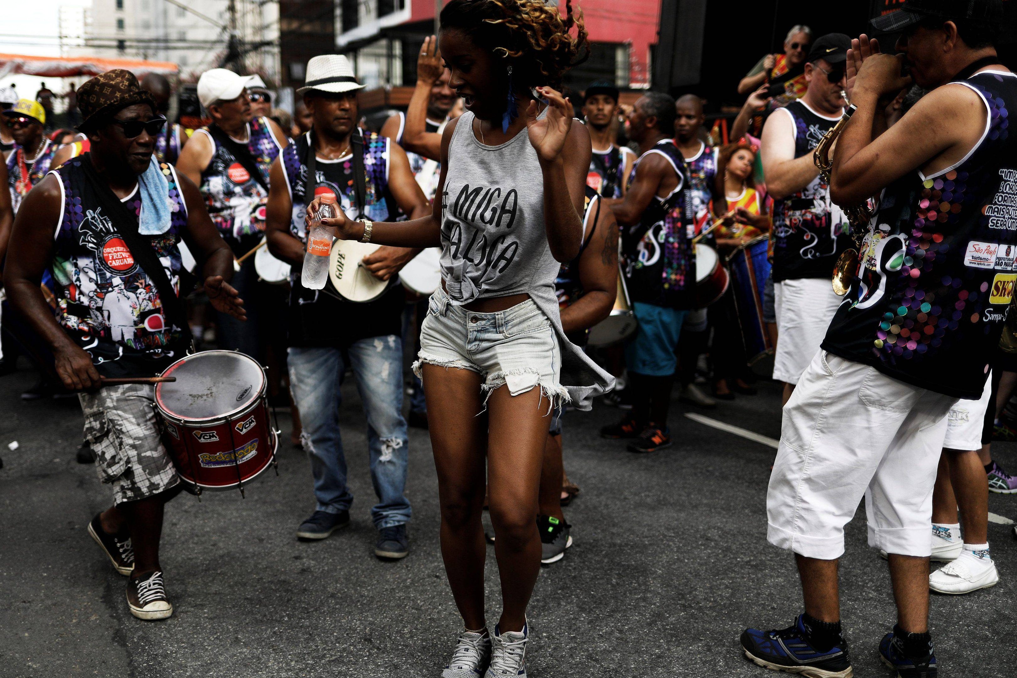 Carnaval de rua tem "esquenta" na capital paulista