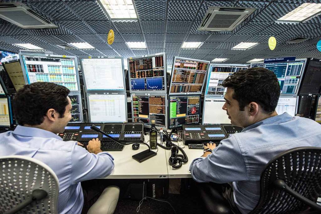 Em linha com futuros em NY, Ibovespa abre em queda