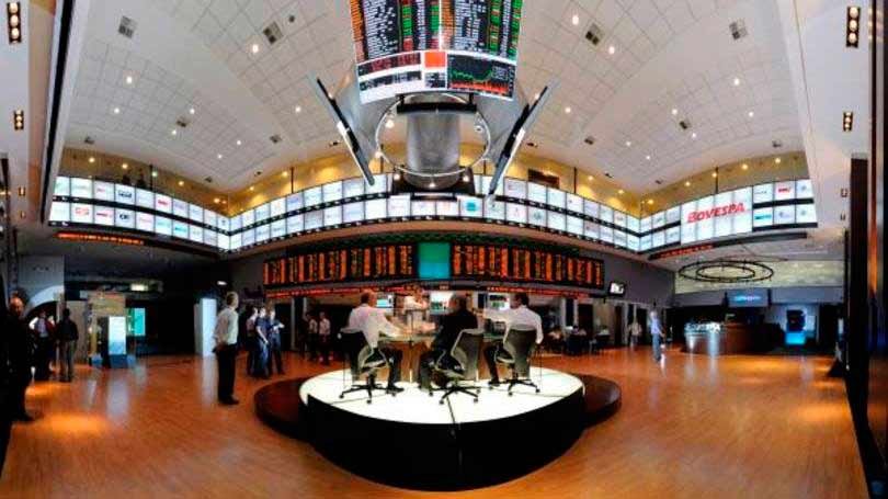 Ibovespa fecha em baixa com Petrobras e ajuste a ADRs