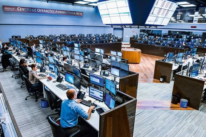Ibovespa opera sem viés claro, com política contrapondo exterior favorável