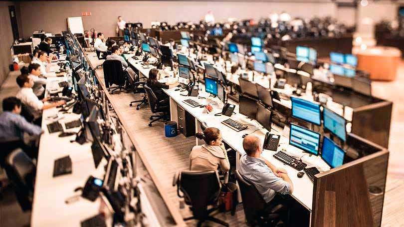 Ibovespa recua 1,5% e fecha abaixo de 80 mil pontos com panorama eleitoral