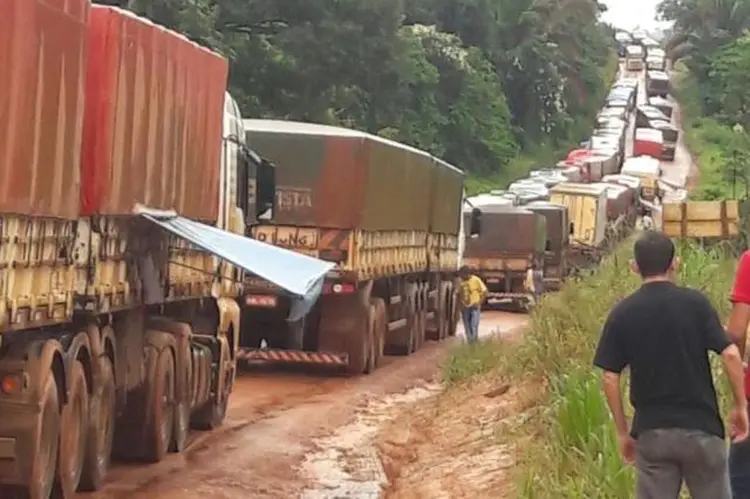 BR-163 é o símbolo da ineficiência logística do país. Estrada que liga o Mato Grosso ao Pará tem trechos sem asfalto (Divulgação/Reprodução)