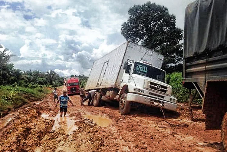 BR-163: a rodovia, que começou a ser construída na década de 1960, ainda tem mais de 1.000 km não asfaltados / 