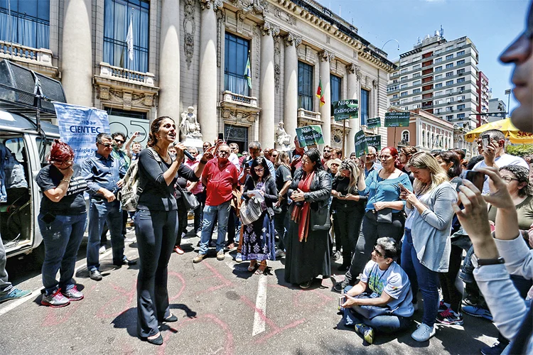 PORTO ALEGRE: servidores protestam contra o governo, enquanto estado vizinho consegue pagar os salários em dia  / Bruno Alencastro/ Agência RBS