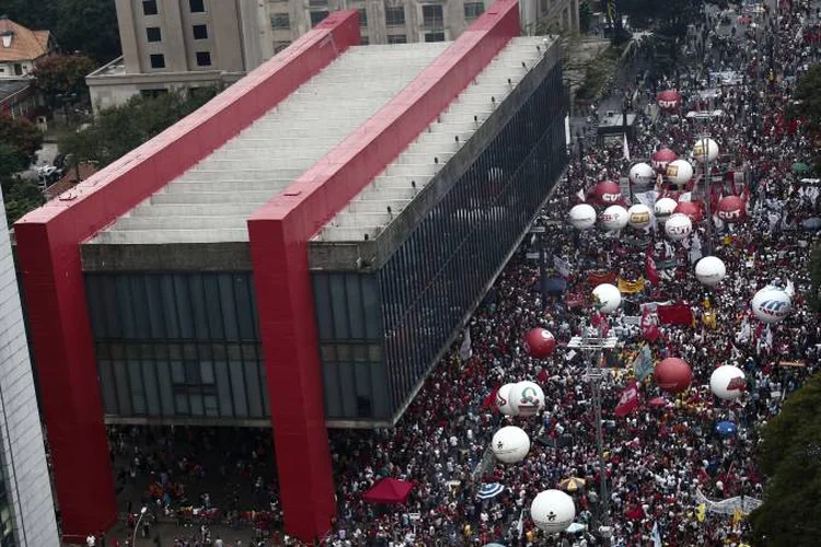 AVENIDA PAULISTA: manifestantes contra a reforma da Previdência concentrados em frente ao Masp / Miguel Schincariol/AFP