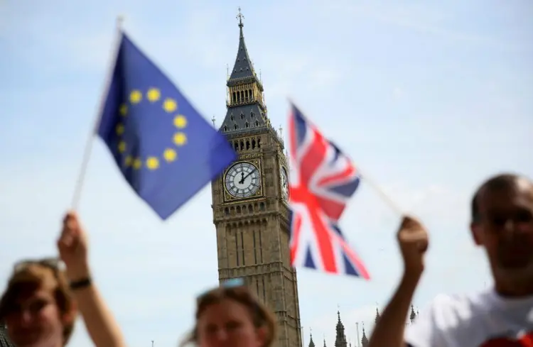 Brexit: documento sobre a posição do Reino Unido sugere que o período transitório "deveria ser determinado simplesmente pelo tempo que for necessário para preparar e implementar os novos processos e sistemas" (Neil Hall/Reuters)