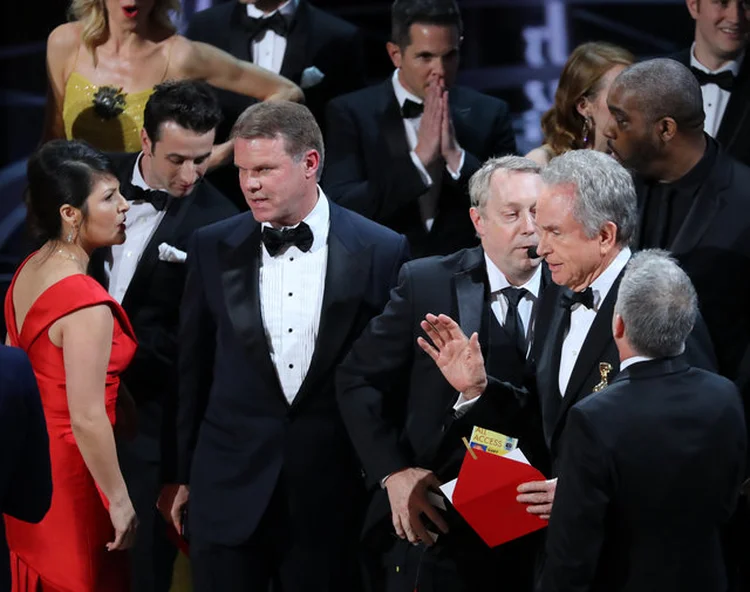 MARTHA RUIZ E BRIAN CULLINAN NO PALCO DO OSCAR: esta história é a história de milhares de outros peregrinos, correndo para a meca à beira do Pacífico desde os anos 1920 / Lucy Nicholson/ Reuters