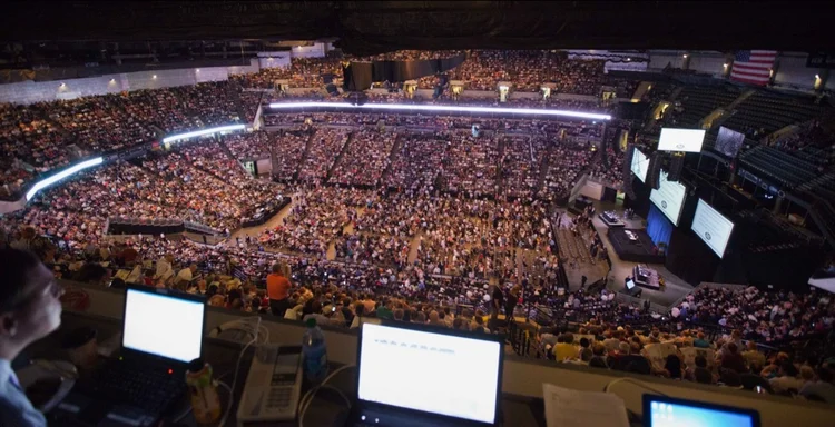 ENCONTRO EM OMAHA: todos os anos, 40.000 investidores se reúnem para ouvir Buffett / Exame.com