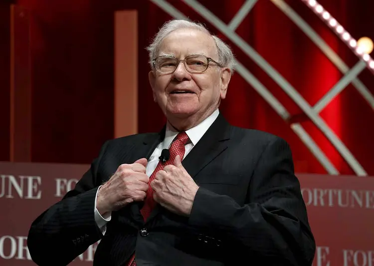 WARRENT BUFFETT: bilionário rebateu Trump e mostrou o quanto pagou de imposto de renda no último ano / (Kevin Lamarque/Reuters)