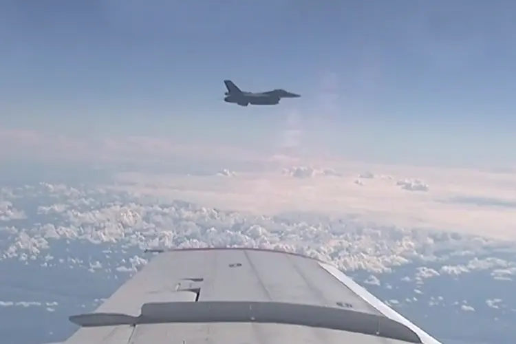 Caça da OTAN: é possível ver um F-16 se aproximando e acompanhando o avião da delegação russa (Youtube/Reprodução)