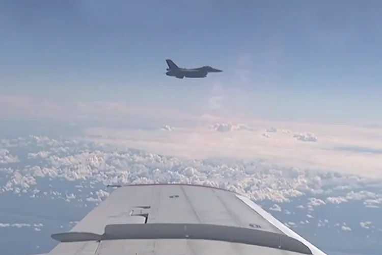 Caça da OTAN: é possível ver um F-16 se aproximando e acompanhando o avião da delegação russa (Youtube/Reprodução)