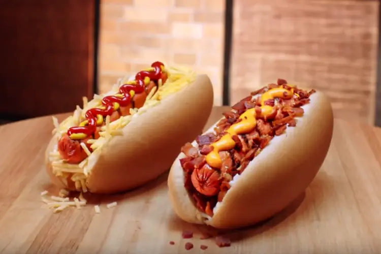 Cachorro-quente: a combinação da salsicha com o pão de hot dog pode te tirar alguns minutos de vida. (YouTube/Burger King/Reprodução)