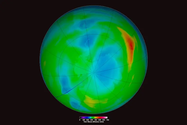 Ozônio total sobre a Antártida: as cores roxas e azuis são onde há menos ozônio, e os amarelos e vermelhos, onde há mais ozônio (set/2017). (NASA/Reprodução)