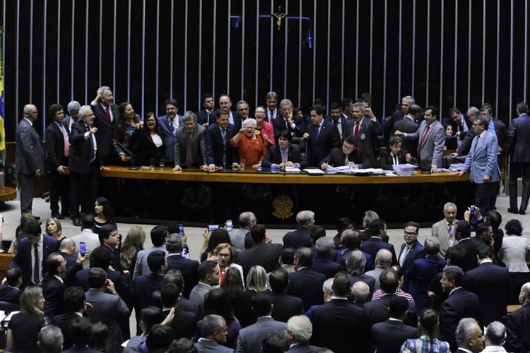 Sessão da Câmara dos Deputados, durante protestos contra Temer, teve confusão: crise política dificulta ainda mais a aprovação de reformas / Luis Macedo/Agência Câmara