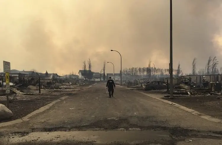 CANADÁ: Incêndio fora de controle na província de Alberta  é o pior acidente natural da história do país / Alberta RCMP/REUTERS
