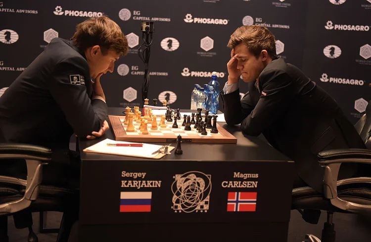 KARJAKIN VS CARLSEN: depois de quase 20 dias de empates e poucas vitórias, a decisão chega ao fim hoje / Jason Kempin / Getty Images