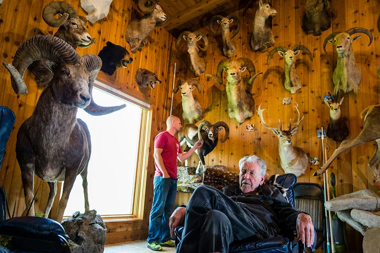 CAÇA AO CARNEIRO: Vance Corrigan com seus troféus de caça; preço para abater animal pode chegar em até 300.00 dólares / Leah Nash/ The New York Times