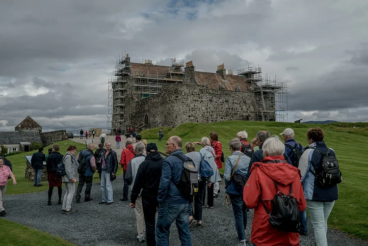 TURISTAS NO CASTELO DUART: local recebe 25 mil visitantes por ano, apesar das infiltrações, cheiro de mofo e ausência de modernos sanitários / Andrew Testa/ The New York Times