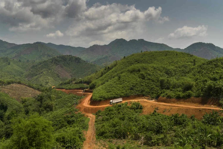 OBRAS DE FERROVIA CHINESA NO LAOS: encurtar as distâncias faz parte de estratégia política do país de voltar a ser o Império do Meio  / Adam Dean/ The New York Times